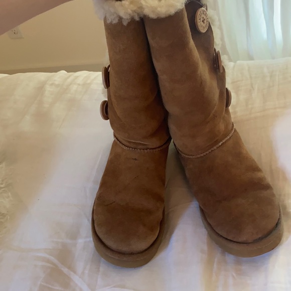 UGGS - Picture 1 of 3